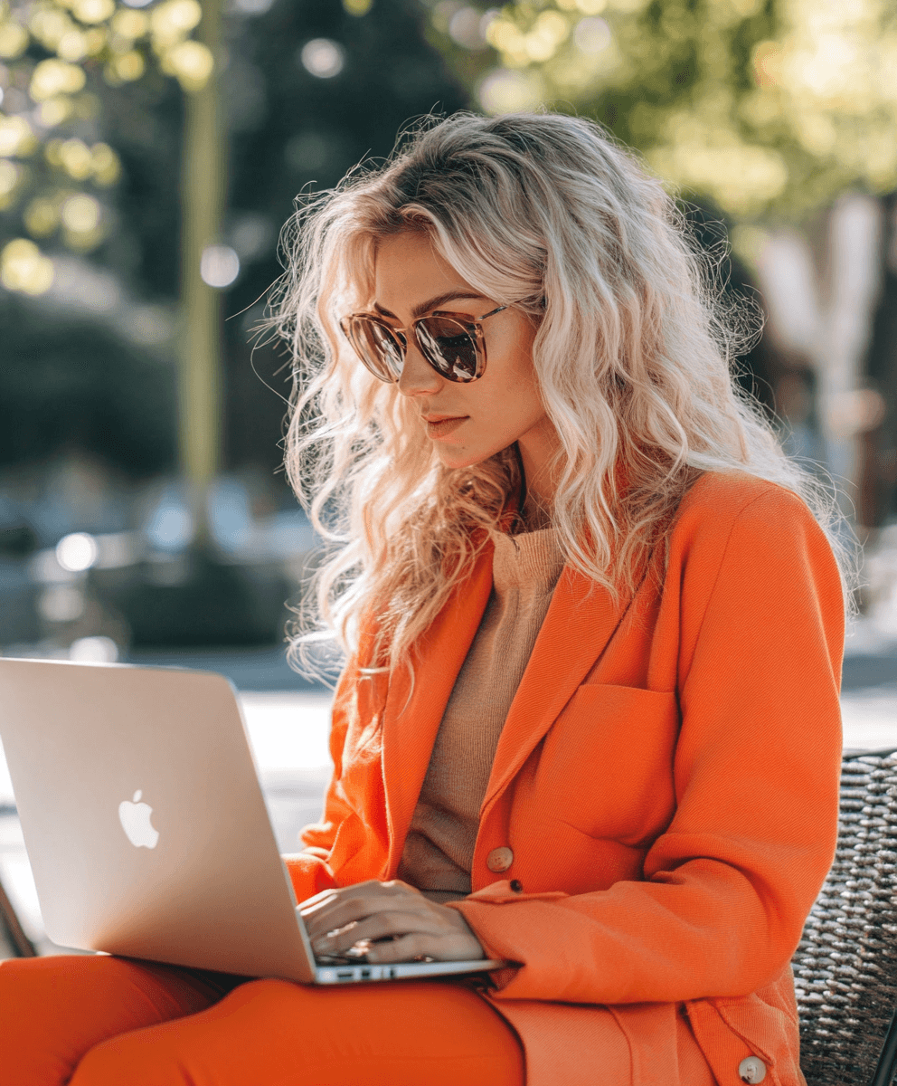 vrouw met een zonnebril die werkt op een laptop buiten met ahrefs